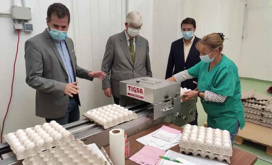 Luis Tudanca, Godofredo García y Fernando Pablos, de izquierda a derecha, junto a una trabajadora del Banco de Alimentos. Foto EP