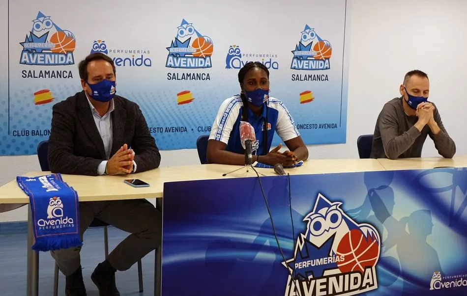 Foto 2 - El CB Avenida presenta a sus cinco nuevas jugadoras