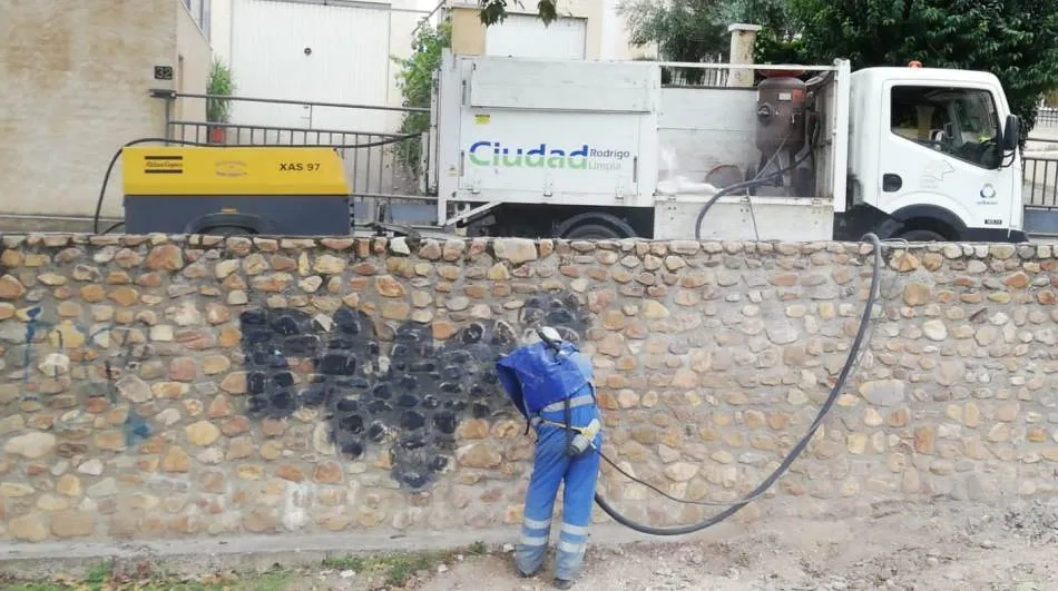 Retiradas las pintadas vandálicas que había en la zona de La Fuente de las Tripas  
