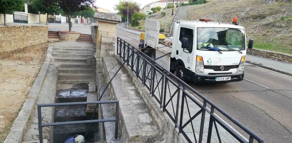Foto 5 - Retiradas las pintadas vand&aacute;licas que hab&iacute;a en la zona de La Fuente de las Tripas  