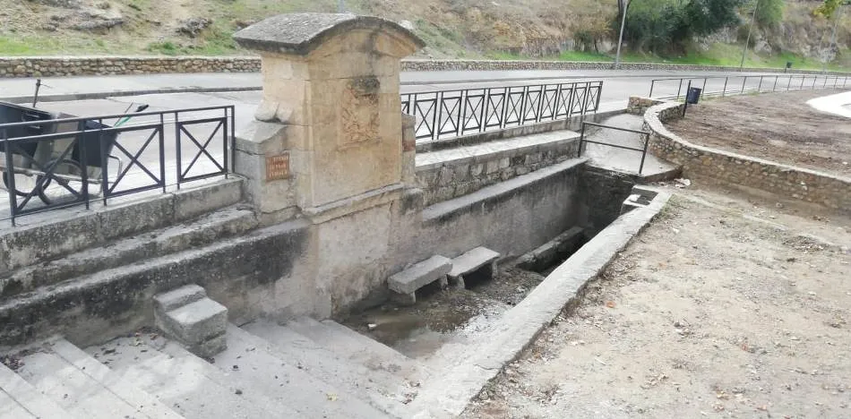 Foto 2 - Retiradas las pintadas vand&aacute;licas que hab&iacute;a en la zona de La Fuente de las Tripas  