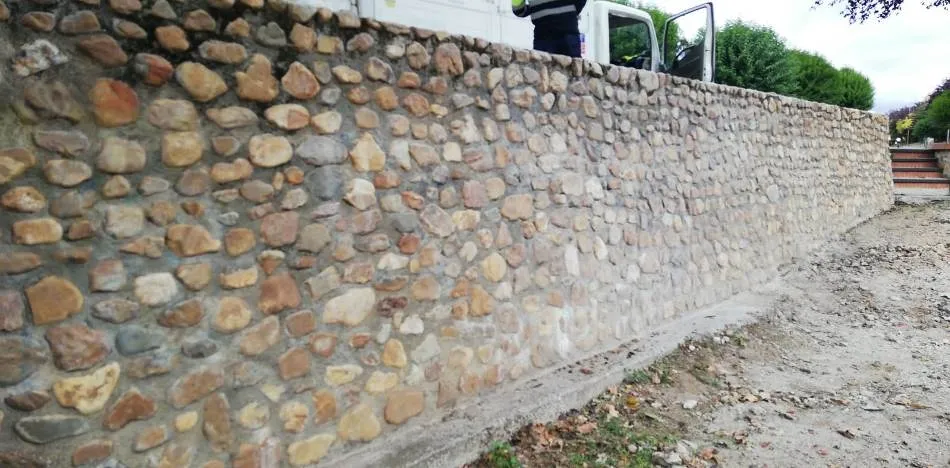 Foto 3 - Retiradas las pintadas vand&aacute;licas que hab&iacute;a en la zona de La Fuente de las Tripas  