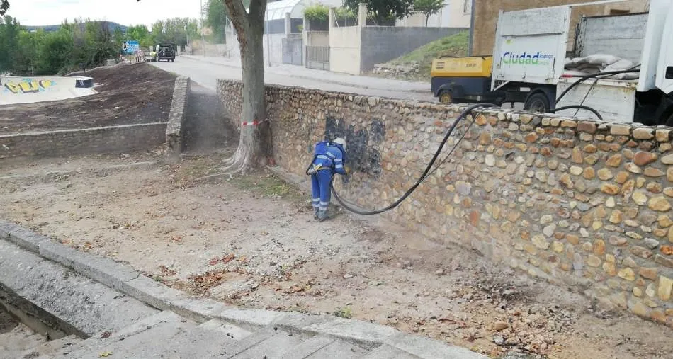 Foto 4 - Retiradas las pintadas vand&aacute;licas que hab&iacute;a en la zona de La Fuente de las Tripas  