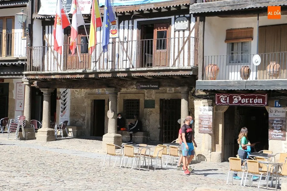 Turistas pasean por la plaza Mayor de La Alberca - Kiko Robles