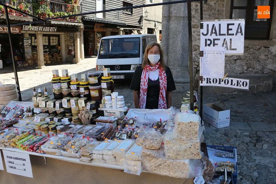 Toñi Mancebo en su puesto de venta en la plaza Mayor de La Alberca - Kiko Robles
