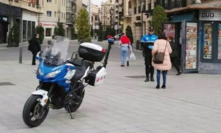 Foto de archivo de un agente de la Policía Local de Valladolid . EP