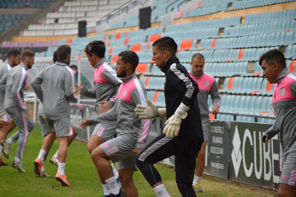 Calentamiento de la plantilla en este lluvioso viernes