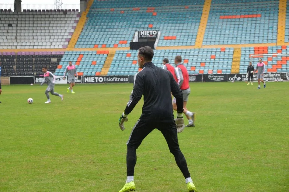 Foto 10 - La intensa lluvia hace acto de presencia en el &uacute;ltimo entrenamiento de la semana del Salamanca...