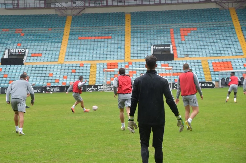Foto 8 - La intensa lluvia hace acto de presencia en el &uacute;ltimo entrenamiento de la semana del Salamanca...