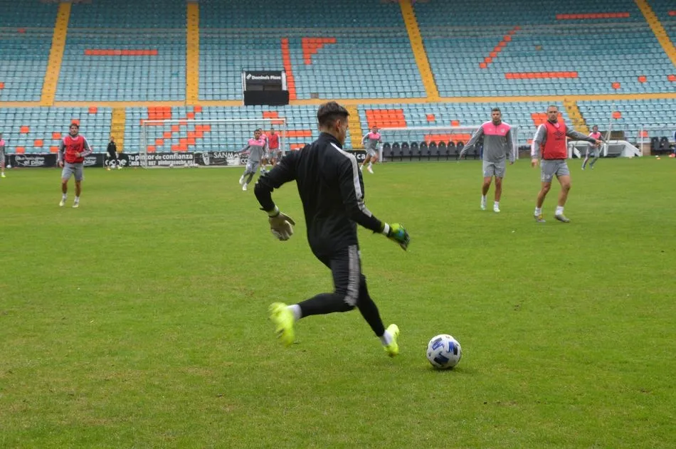 Foto 5 - La intensa lluvia hace acto de presencia en el &uacute;ltimo entrenamiento de la semana del Salamanca...