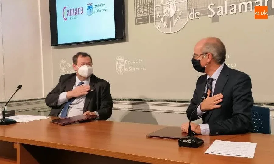 Los presidentes de las instituciones provincial y cameral, Javier Iglesias y Benjamín Crespo, respectivamente, han firmado dos convenios de colaboración en un acto. Foto de Lydia González