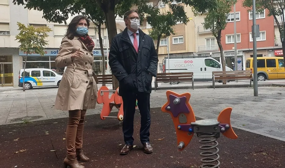 La concejal de Medio Ambiente, Miryam Rodríguez, y el alcalde, Carlos García Carbayo, en la Plaza del Poeta Claudio Rodríguez en Los Ovalle