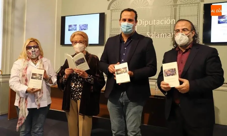 El diputado de Cultura, David Mingo, la literata que da nombre el premio, Pilar Fernández Labrador, el representante del jurado, Alfredo Pérez Alencart, y la vicesecretaria de la asociación Mujeres en Igualdad, María Victoria Pérez. Foto de Lydia González