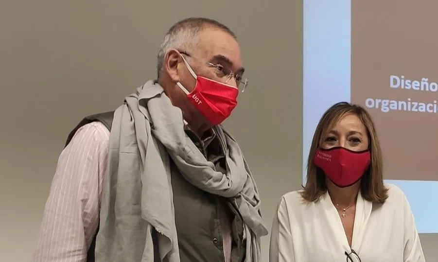 El sindicalista Evelio Angulo y la vicerrectora de la USAL Susana Pérez antes de participar en la jornada en Salamanca. Foto EP