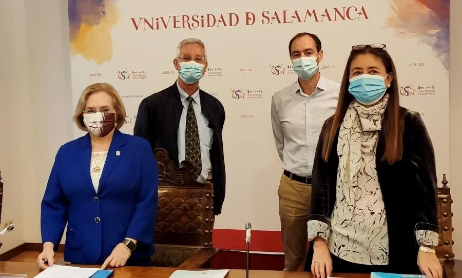 Purificación (i) y Dolores Tabernero (d) en primera línea, junto a Eugenio Santos (i) y Álvaro Otero (d) detrás, en el Rectorado de la USAL. Foto EP