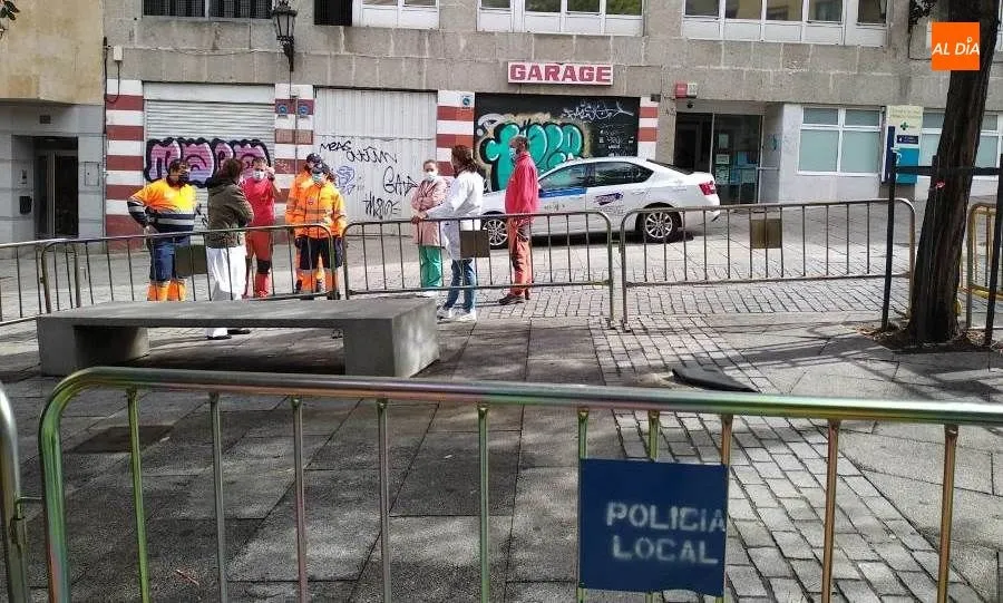 Efectivos de Protección Civil y sanitarios en la zona de la Ronda Sancti-Spíritus donde está prevista la carpa