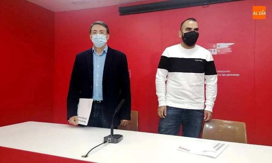 El procurador del PSOE por Salamanca y portavoz de Educación del Grupo Socialista en las Cortes de Castilla y León, Fernando Pablos, acompañado por el alcalde de Fuenterroble de Salvatierra Juan José Serrano. Foto de Lydia González