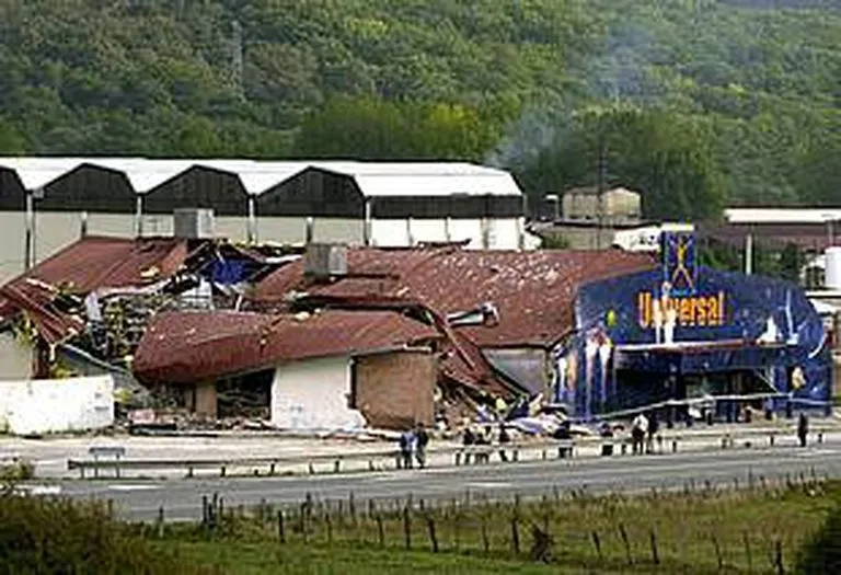 Discoteca Universal en Lacuntza tras ser dinamitada por ETA - El País