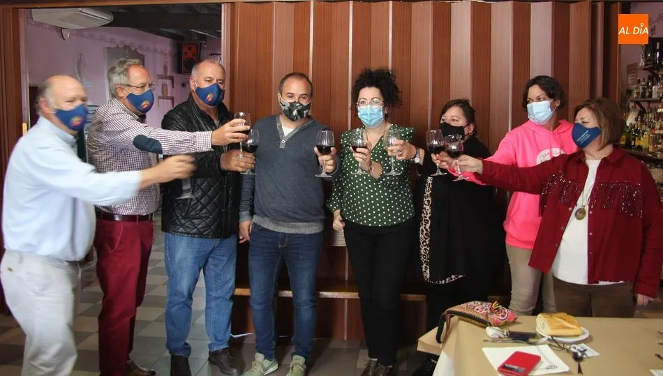El sargento Pedro Sendino en el centro brindando junto a responsables municipales y empleadas del Consistorio