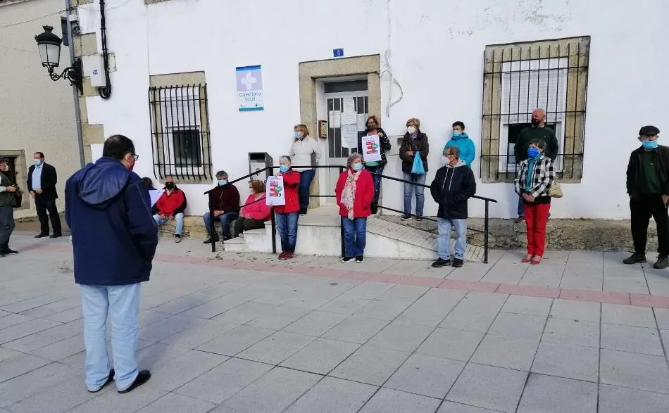 Foto 7 - Ciudad Rodrigo y su comarca se manifiestan en defensa de la Sanidad rural con asistencia dispar  