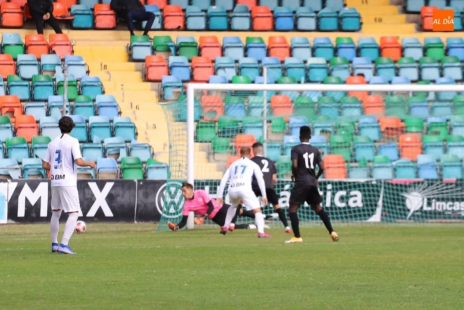 Foto 9 - Kristian salva al Salamanca UDS con un gol de cabeza que permite mantener la ilusi&oacute;n ante un buen...