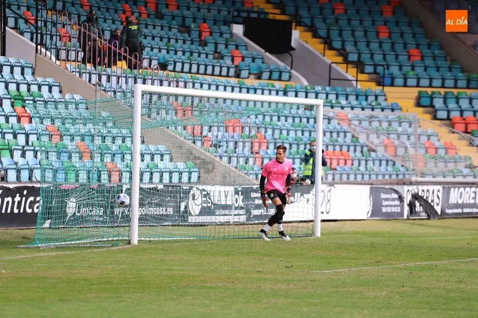 Foto 8 - Kristian salva al Salamanca UDS con un gol de cabeza que permite mantener la ilusi&oacute;n ante un buen...