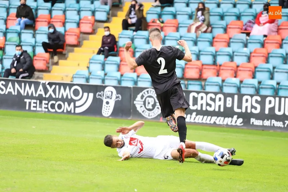 Foto 7 - Kristian salva al Salamanca UDS con un gol de cabeza que permite mantener la ilusi&oacute;n ante un buen...