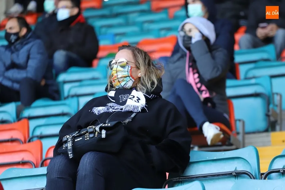 Foto 10 - Y siete meses despu&eacute;s, la afici&oacute;n del Salamanca UDS vuelve a pisar &lsquo;su&rsquo; Helm&aacute;ntico