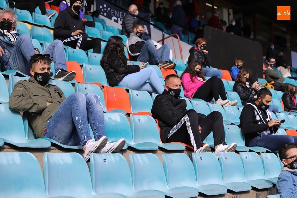 Foto 9 - Y siete meses despu&eacute;s, la afici&oacute;n del Salamanca UDS vuelve a pisar &lsquo;su&rsquo; Helm&aacute;ntico
