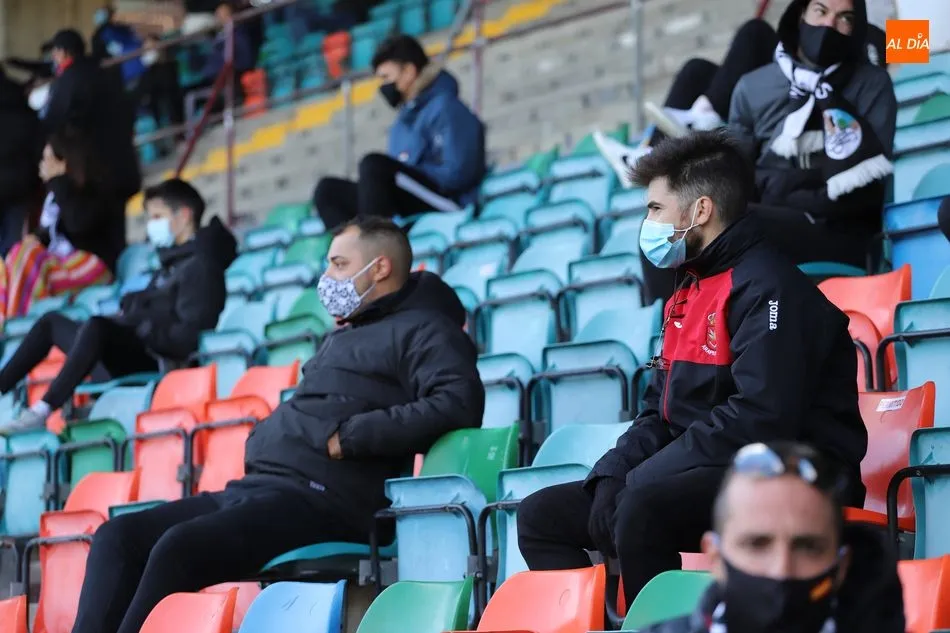 Foto 8 - Y siete meses despu&eacute;s, la afici&oacute;n del Salamanca UDS vuelve a pisar &lsquo;su&rsquo; Helm&aacute;ntico