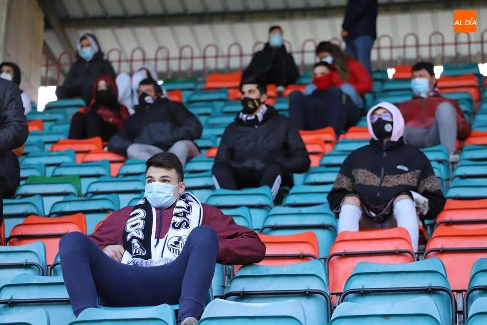 Foto 7 - Y siete meses despu&eacute;s, la afici&oacute;n del Salamanca UDS vuelve a pisar &lsquo;su&rsquo; Helm&aacute;ntico
