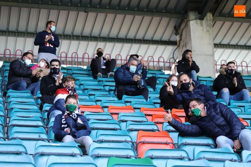 Foto 3 - Y siete meses despu&eacute;s, la afici&oacute;n del Salamanca UDS vuelve a pisar &lsquo;su&rsquo; Helm&aacute;ntico