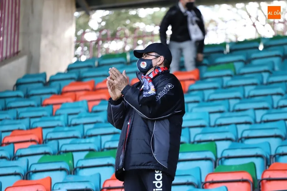 Foto 2 - Y siete meses despu&eacute;s, la afici&oacute;n del Salamanca UDS vuelve a pisar &lsquo;su&rsquo; Helm&aacute;ntico
