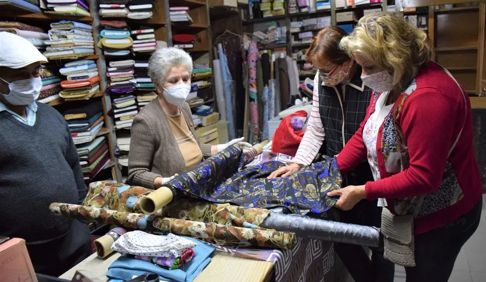 Atendiendo a algunas de las últimas clientes | Fotos: Juan Martín