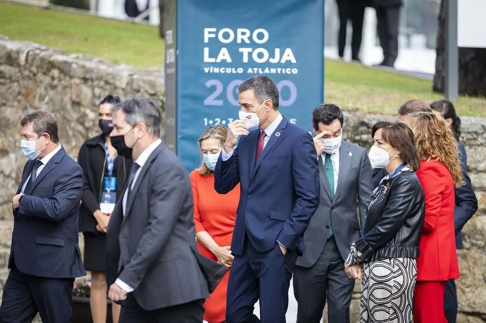 El presidente del Gobierno, Pedro Sánchez (c), durante el acto de clausura del II Foro La Toja-Vínculo Atlántico celebrado en la Isla de Toja, Pontevedra, Galicia, (España), a 3 de septiembre de 2020. - Beatriz Ciscar - Europa Press