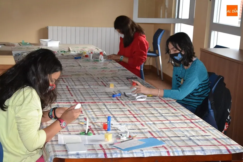 Foto 4 - Una sesi&oacute;n de scrap abre los talleres oto&ntilde;ales para j&oacute;venes del Espacio i  