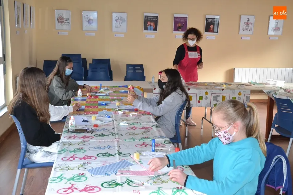 Foto 3 - Una sesi&oacute;n de scrap abre los talleres oto&ntilde;ales para j&oacute;venes del Espacio i  