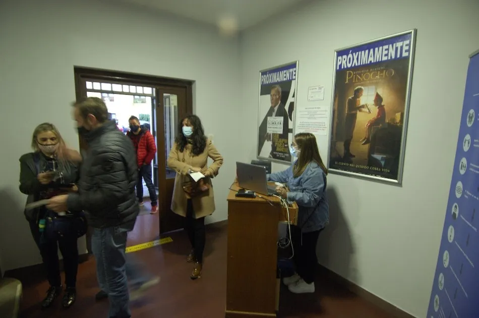 Foto 10 - Los mirobrigenses demuestran las ganas que ten&iacute;an de que reabriera el Cine Juventud  
