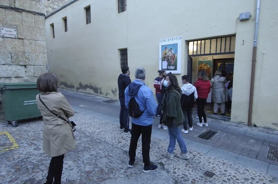 Foto 11 - Los mirobrigenses demuestran las ganas que ten&iacute;an de que reabriera el Cine Juventud  