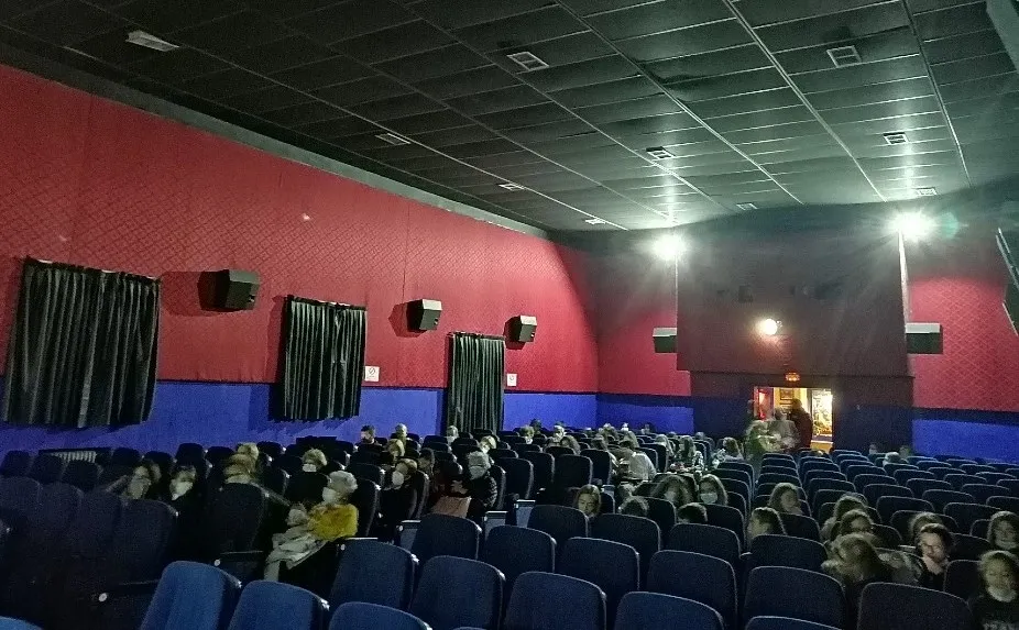 Foto 5 - Los mirobrigenses demuestran las ganas que ten&iacute;an de que reabriera el Cine Juventud  