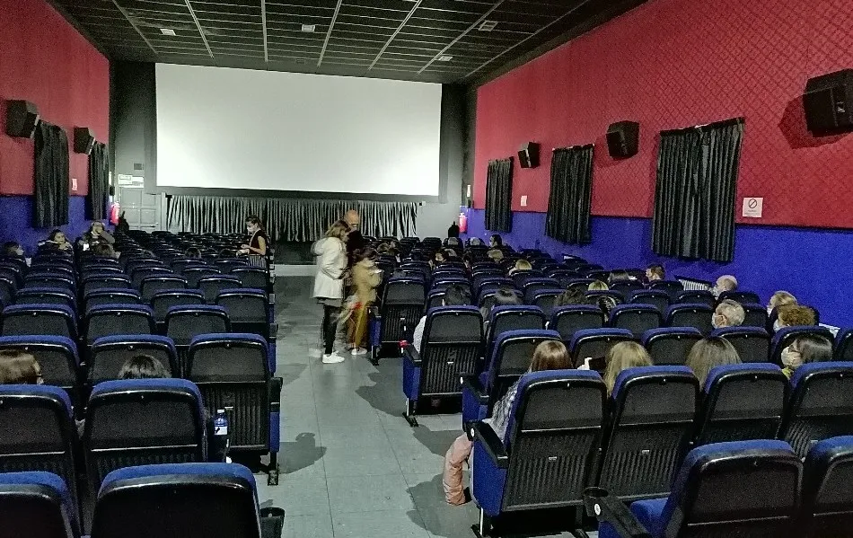 Foto 2 - Los mirobrigenses demuestran las ganas que ten&iacute;an de que reabriera el Cine Juventud  