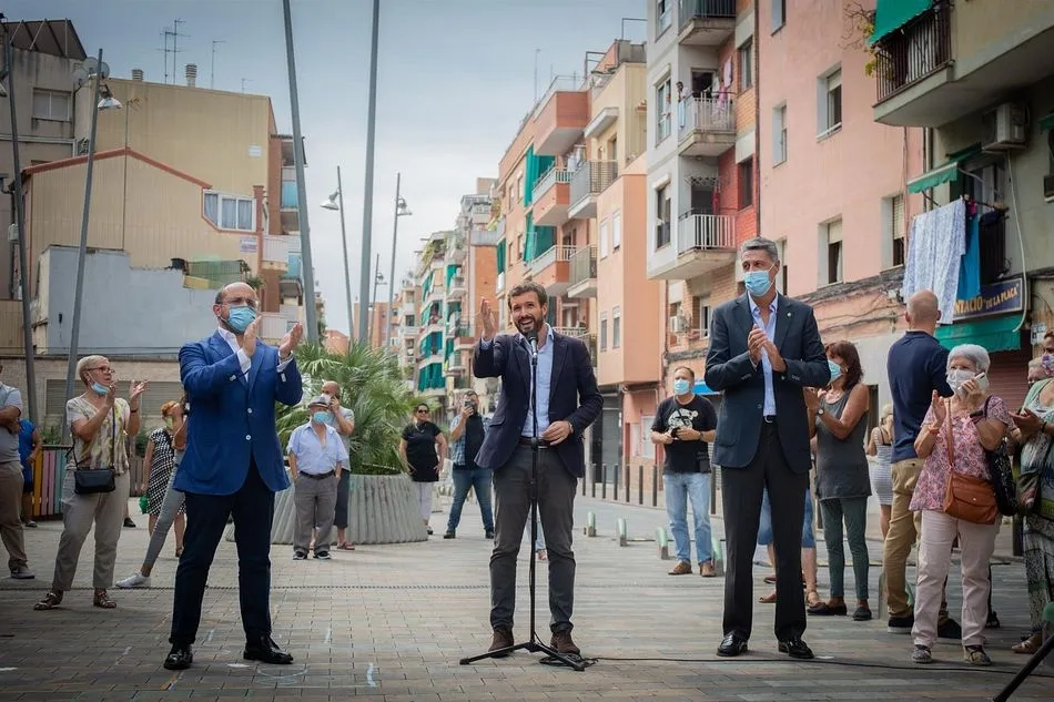 El presidente del PP catalán, Alejandro Fernández, el presidente del Partido Popular, Pablo Casado, y el alcalde de Badalona (Barcelona), Xavier García Albiol en una visita a Badalona el 17 de septiembre de 2020 - DAVID ZORRAKINO - EUROPA PRESS