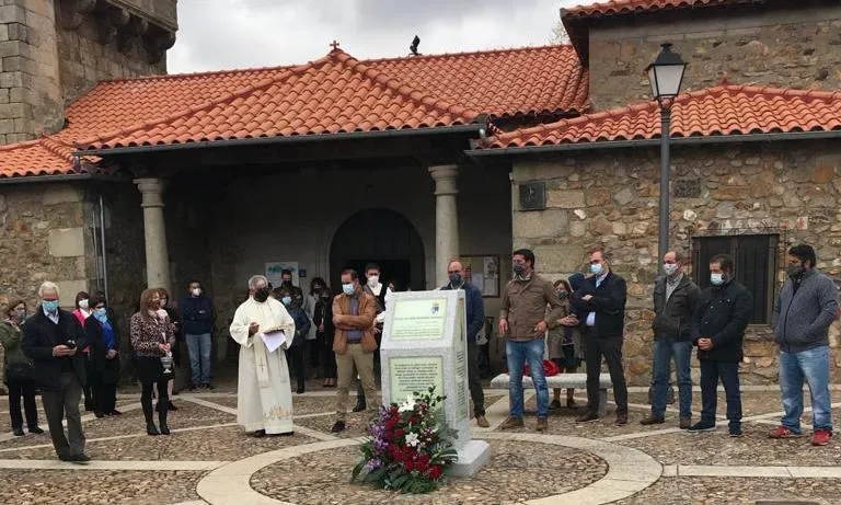 El Maíllo rinde homenaje al que fuera su párroco durante casi 20 años, Alfredo Ramajo  