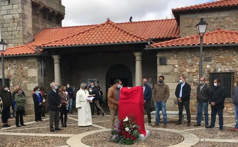 Foto 2 - El Ma&iacute;llo rinde homenaje al que fuera su p&aacute;rroco durante casi 20 a&ntilde;os, Alfredo Ramajo  