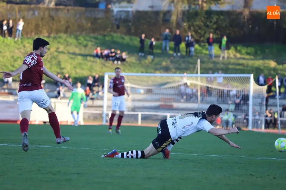 Una acción del último derbi entre ambos equipos