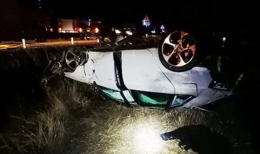 Estado del vehículo tras este siniestro. Foto de los bomberos de Benavente