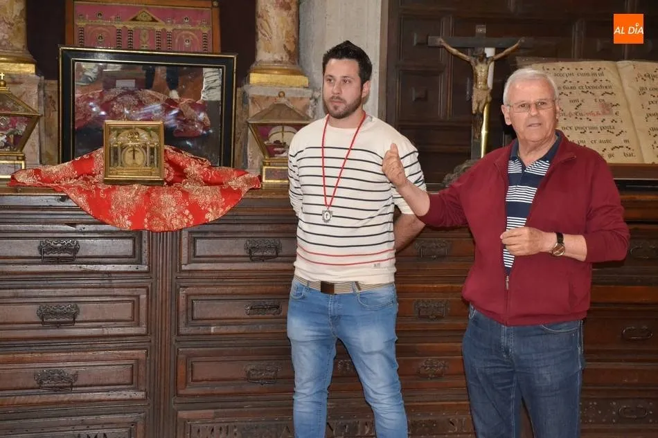 Los presidentes de la Cofradía y del Cabildo Catedralicio junto al Lignum Crucis