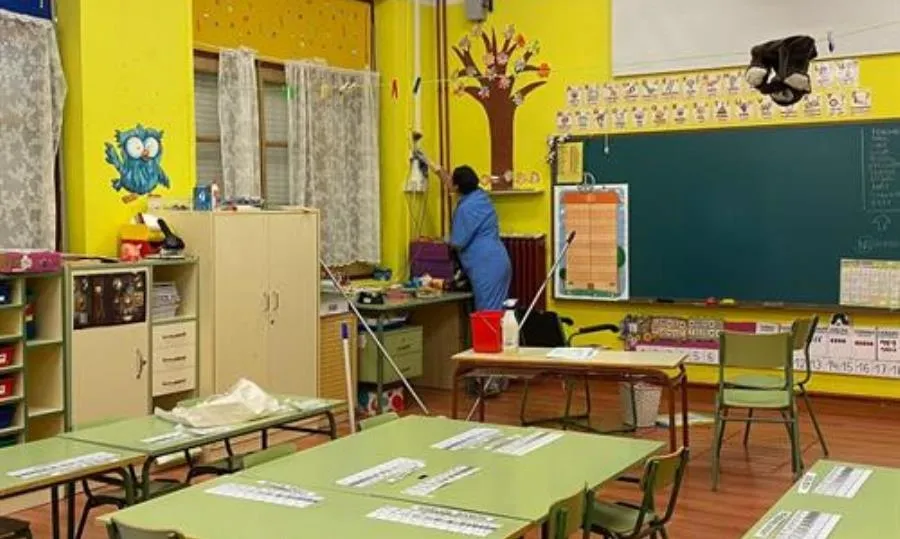 Los socialistas han apuntado que este refuerzo de la limpieza y la desinfección en los centros educativos viene motivado por una decisión de la Junta de Castilla y León en el marco de una competencia autonómica como la educación. Foto archivo EP