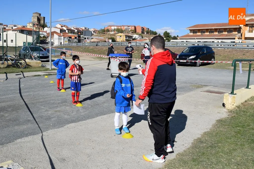 Control de temperatura a los jugadores antes del inicio de los entrenamientos / Pedro Zaballos