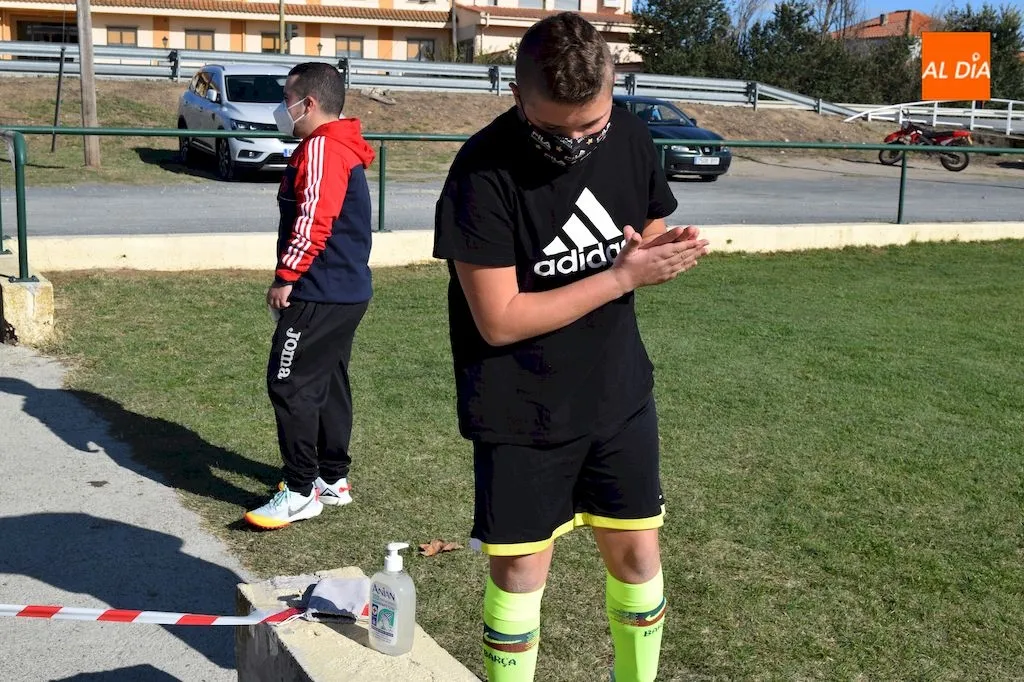 Foto 6 - El Alba de Tormes Club de F&uacute;tbol inicia los entrenamientos con trabajo individualizado y en grupos ...